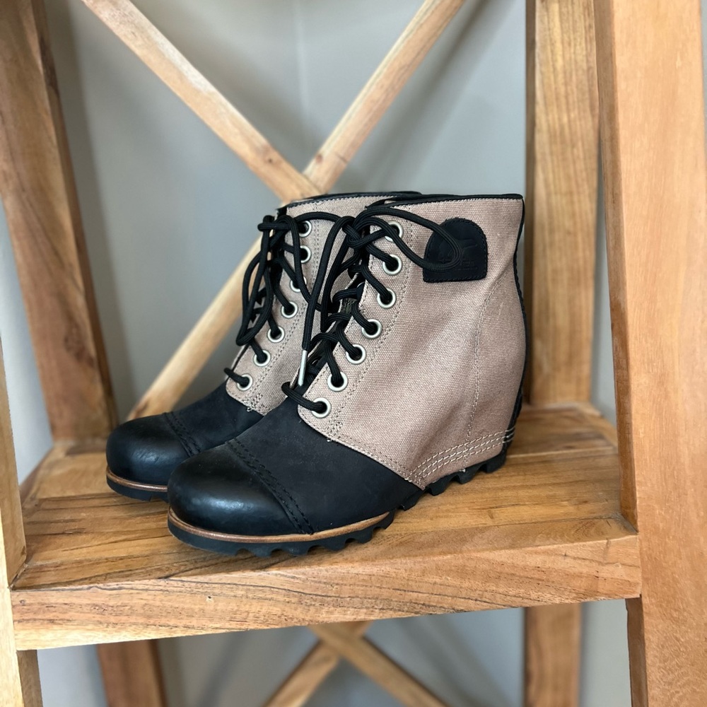 Sorel womens Joan of arctic too lace up wedge boots Sz 8.5 like new